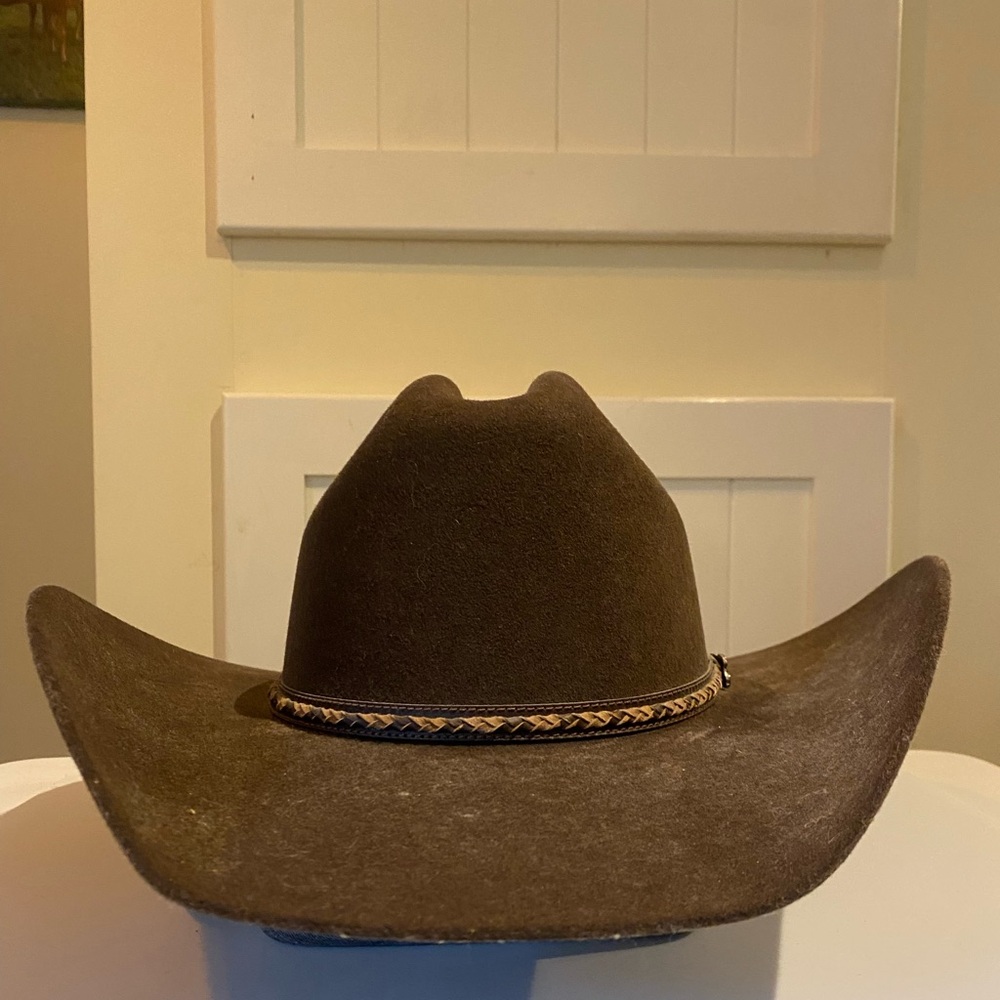 Justin HatsWorn a few times and in good condition. Please See Photos For Conditi